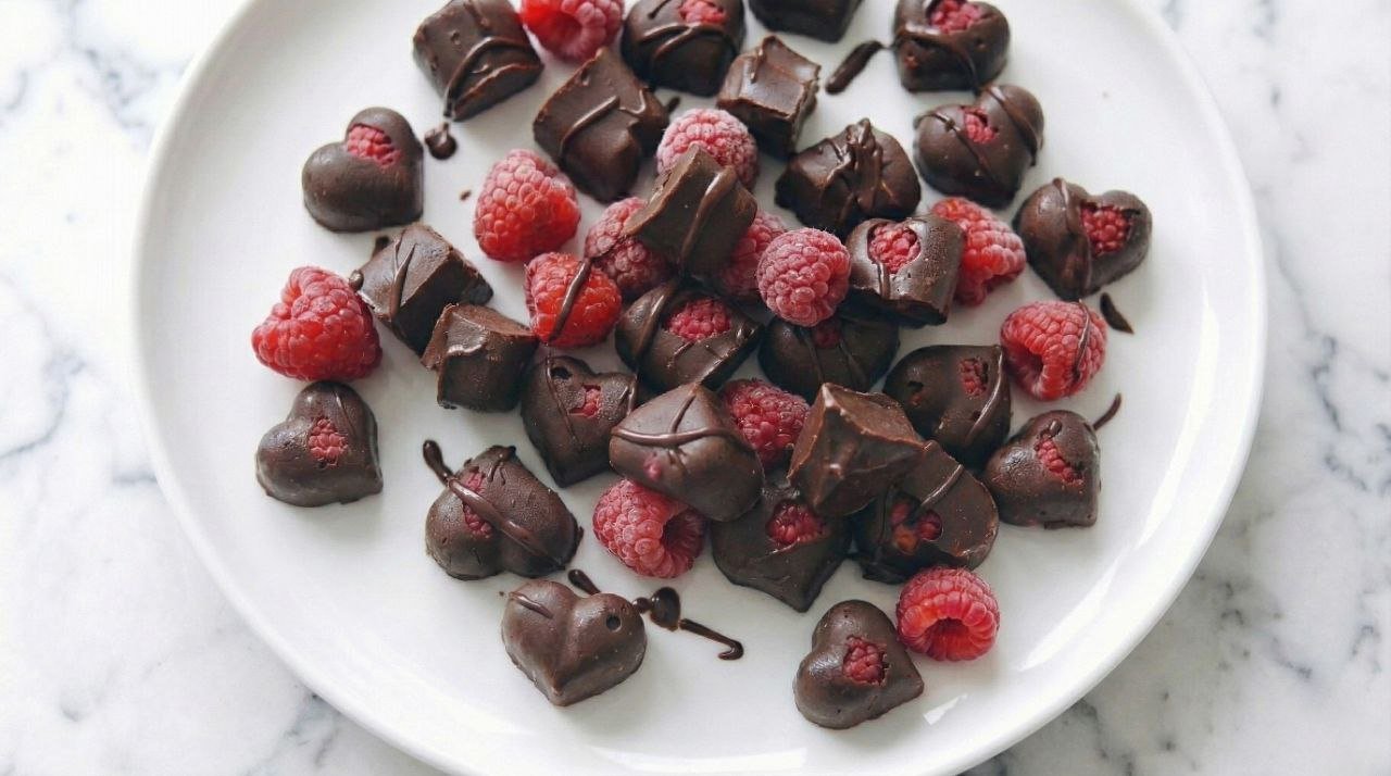 Easy 3-Ingredient Raspberry Chocolate Hearts (No-Bake)