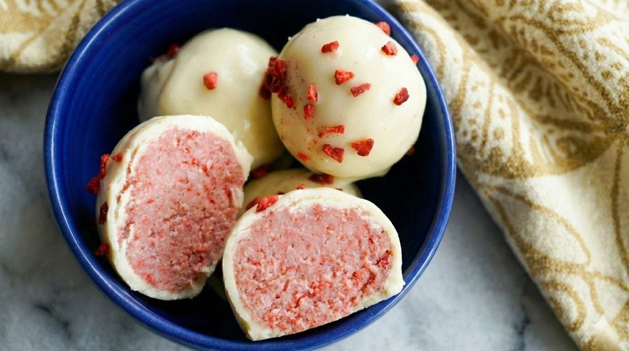 Easy No-Bake White Chocolate Raspberry Truffles (5 Ingredients) Easy No-Bake White Chocolate Raspberry Truffles
