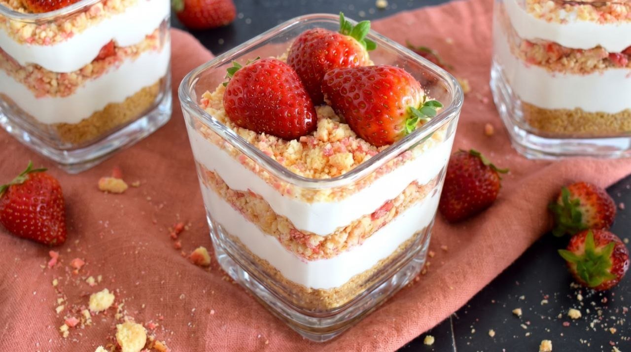 Strawberry Crunch Cheesecake Cups – No Bake, No Oven, 4 Ingredients Strawberry Crunch Cheesecake Cups